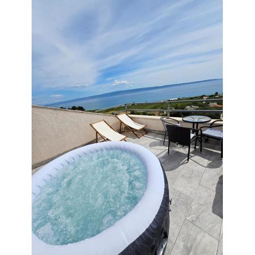 Sea view apartment with terrace near the beach