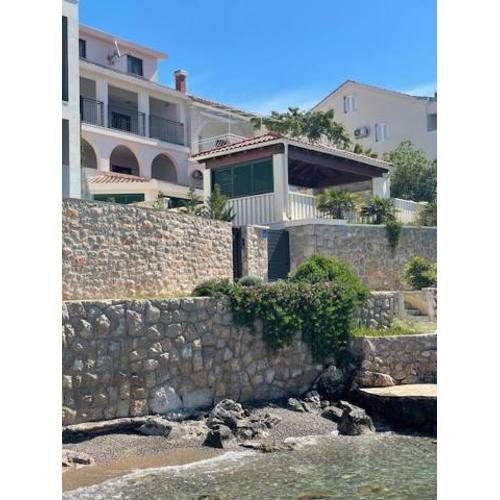 Sea View apartments by Vivi