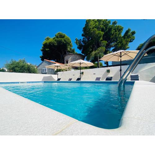 Sea-Views Brazza Apartments with Private Pool