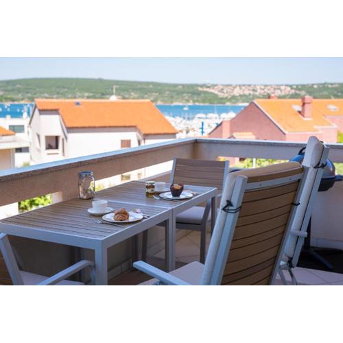 Sea & Wine Apartment with Terrace & Scenic Sea View, Punat
