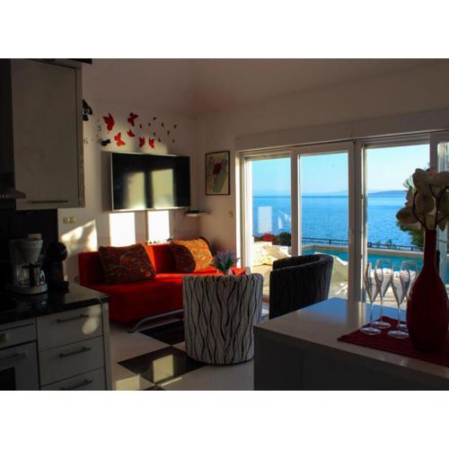 Seafront Apartment Sea Relax with Private Pool Balcony