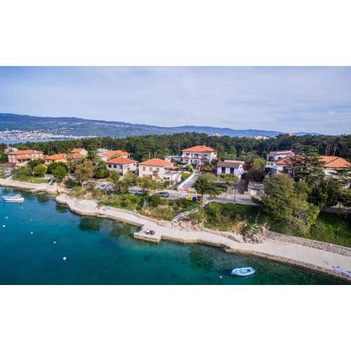 Seafront apartment with balcony-50 m from the sea