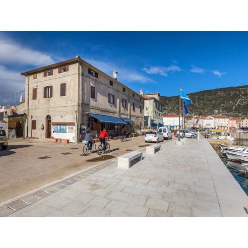 Seafront apartment with terrace in Cres