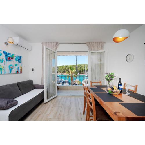 Seafront Stone Home With King Beds, Garden And Balcony