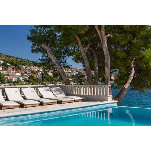 Seafront Villa - with heated swimming pool