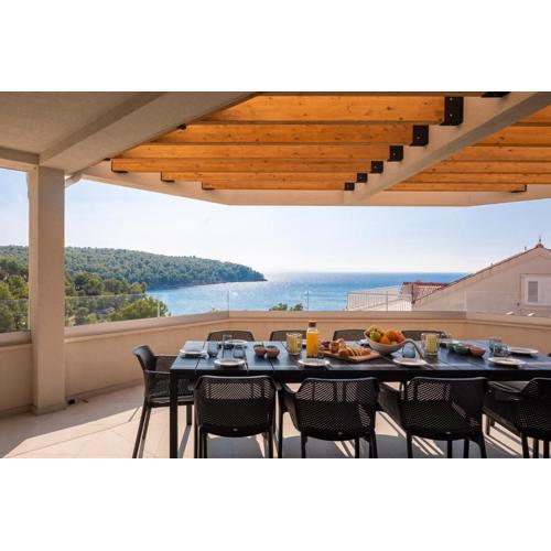 SEAFRONT VILLA for 10 people!
