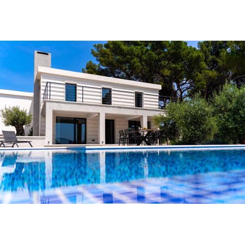 Seafront Villa Serenita