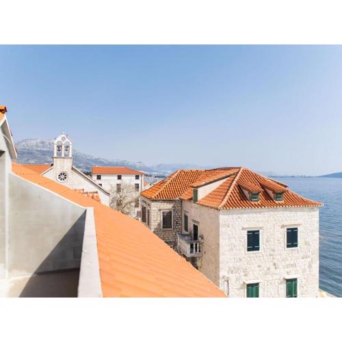 Seafront Villa with Furnished Sun Terrace, Close to the Beach