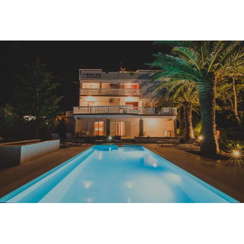 Seagull Pool Apartments & Studios
