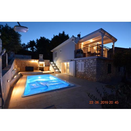 Sealodge - Luxe Villa, private pool, mooring, parking, sea & mountain view, at 150 m from idyllic private beach