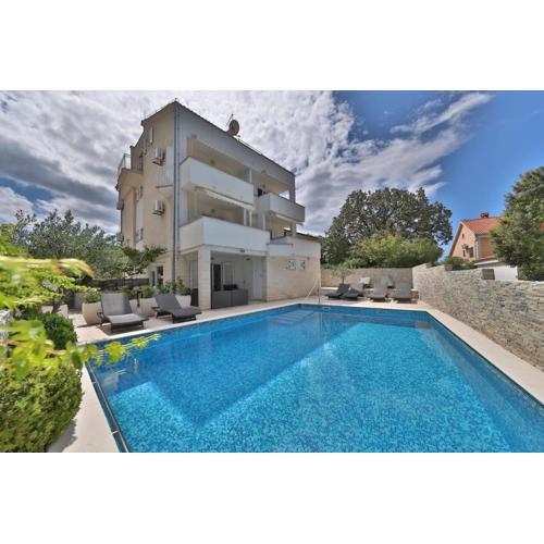 Seaside apartments with a swimming pool Okrug Donji, Ciovo - 5244