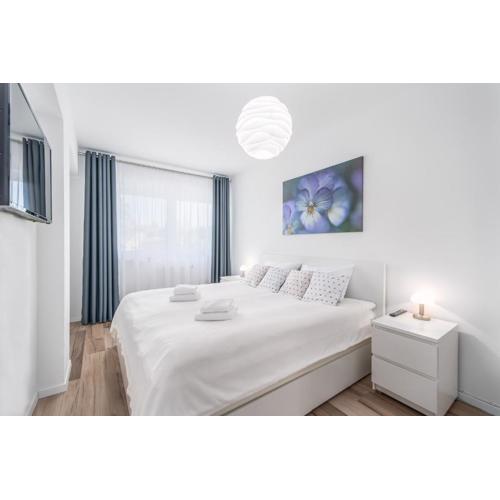 Seaside Breeze Stylish Apartment Balcony & Parking by Noclegi Renters