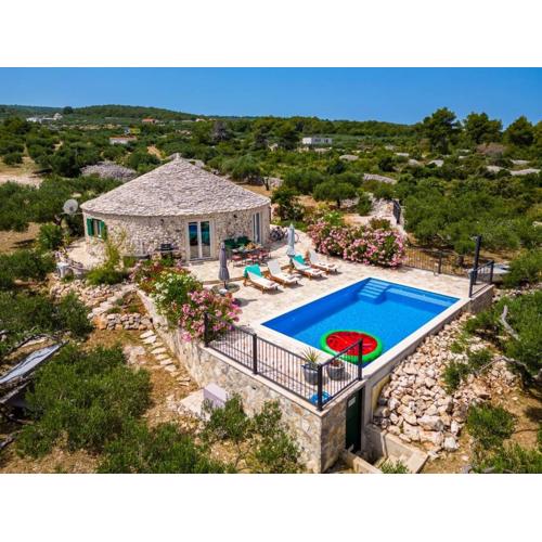 Seaside family friendly house with a swimming pool Mirca, Brac - 23797