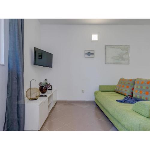Seaside Getaway Holiday Home with Patio Slatine - Three Bedroom Holiday Home