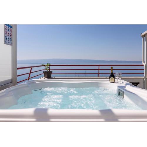 Seaside Penthouse with Hot Tub SKY LIVING