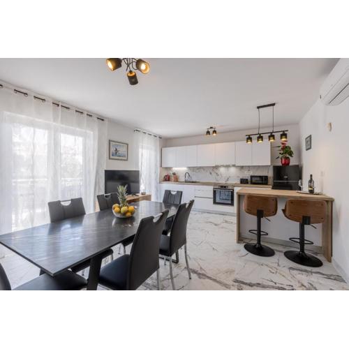 Seaside Sanctuary - Modern 3 Bedroom and 3 Bathroom Apartment 60m from Beach