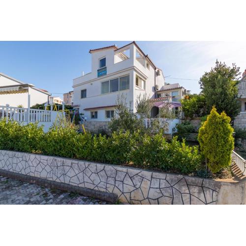 Seaview Apartment Rose