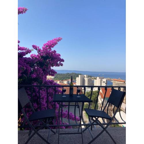 Seaview Apartment with 2 bedrooms a private balcony and parking garage