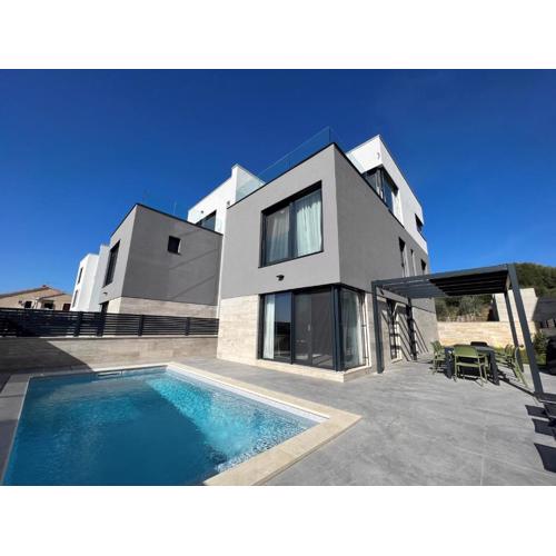 Seaview Villa Amy - Private Pool, Sauna & Jacuzzi