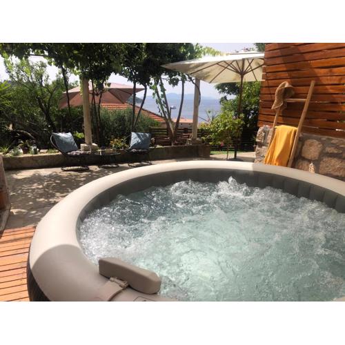 SECRET PARADISE-Holiday home with hot tub and BBQ