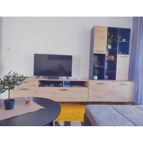 Self check in two bedroom apartment in Centre Split