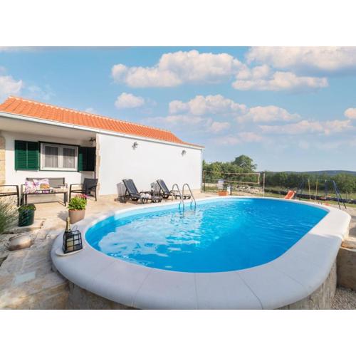 Serene Retreat Holiday Home with Pool