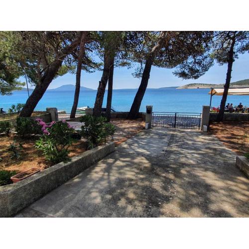 Sidus Maris, Spacious Seaside Apartment with Free Parking