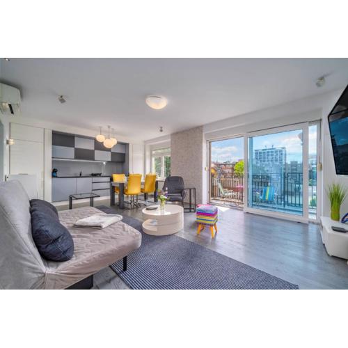 Silver Apartment With Hot Tub And Balcony - Happy Rentals