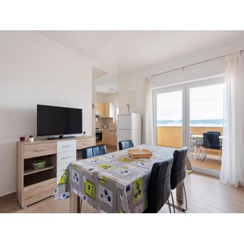 Simplistic Apartment in Neviđane near Sea beach