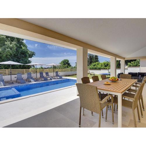 Single-storey villa with private pool