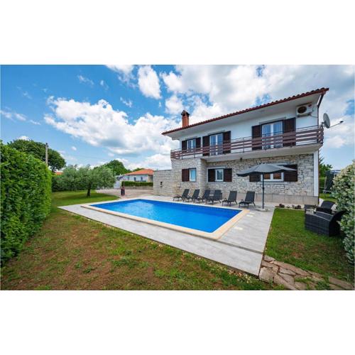 Six-Bedroom Holiday Home In Barban