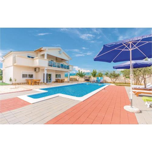 Six-Bedroom Holiday Home In Bilisane