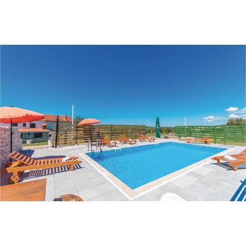 Six-Bedroom Holiday Home In Donje Rastane