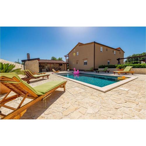 Six-Bedroom Holiday Home In Galovac