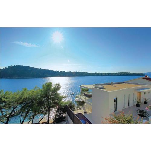 Six-Bedroom Holiday Home In Karbuni