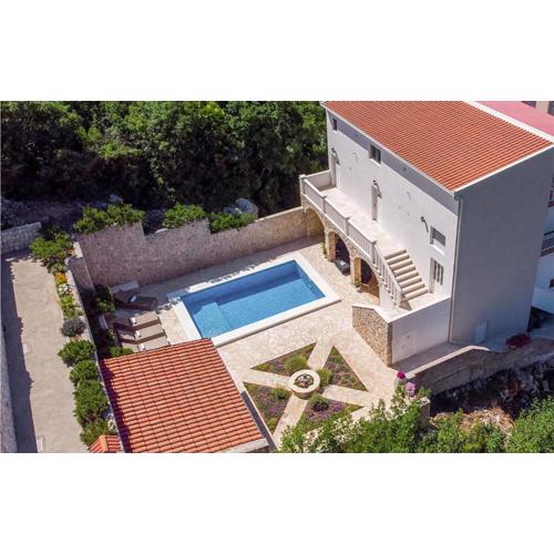 Six-Bedroom Holiday Home In Klek