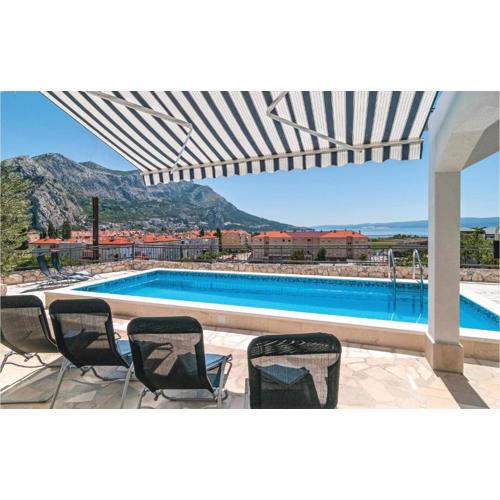 Six-Bedroom Holiday Home In Omis