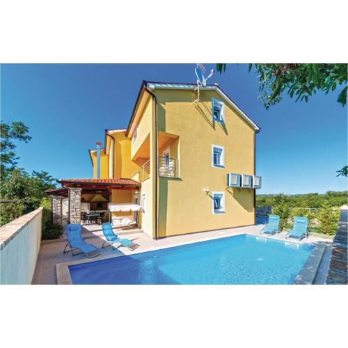 Six-Bedroom Holiday Home In Perci