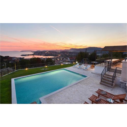 Six-Bedroom Holiday Home In Podstrana