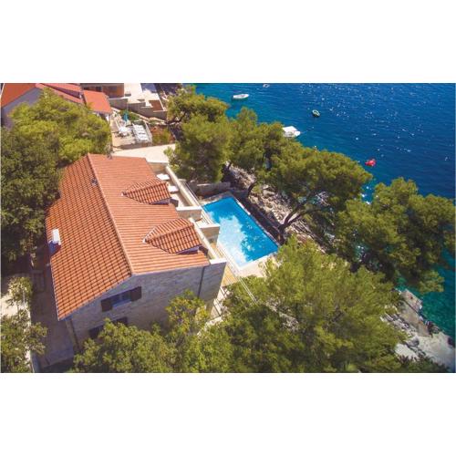 Six-Bedroom Holiday Home In Prizba