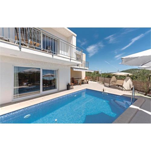 Six-Bedroom Holiday Home In Rogoznica