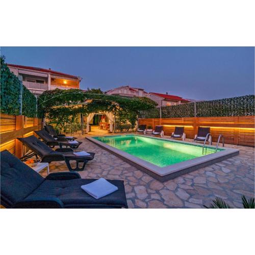 Six-Bedroom Holiday Home In Zrnovnica