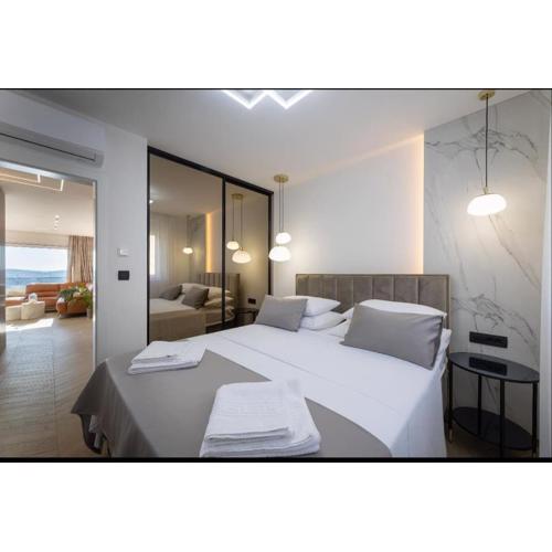Sky high Sea view lux apartment