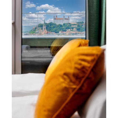 SKY PARK 1 - Luxurious #INSTAworthy Apartment in Downtown City Center with Included Parking, Best Address in Town