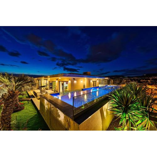 Sky Pool Penthouse with a huge heated private pool