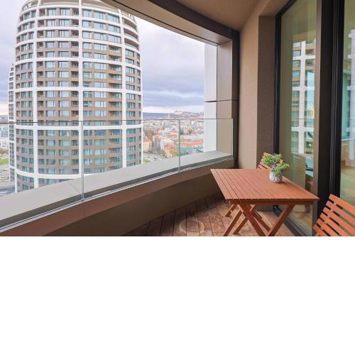 Skypark Tower 3-2 bedroom luxe apartment with free parking