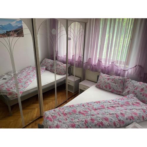 Slatka sobica za dvoje sa upotrebom zajednicke kuhinje i kupaonice