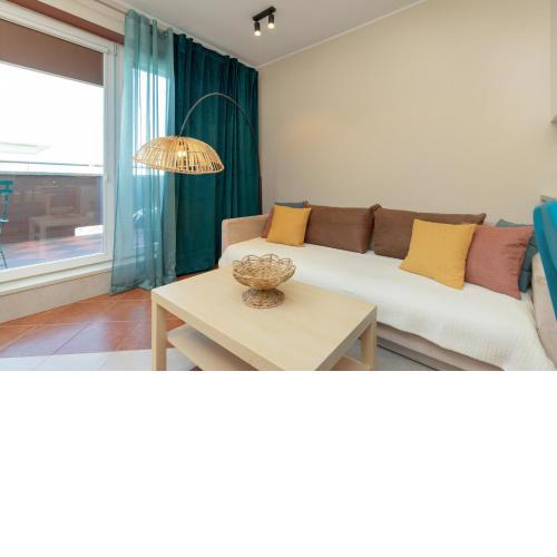 Słoneczny i Przestronny Apartament w Gdańsku z Wanną i Umeblowanym Tarasem by Noclegi Renters