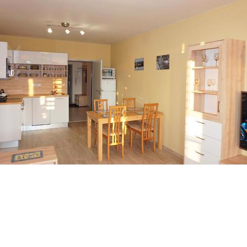Slunný dvoupokojový apartmán v centru s nejkrásnějším výhledem v Harrachově a soukromým parkováním v garáži - by Relax Harrachov