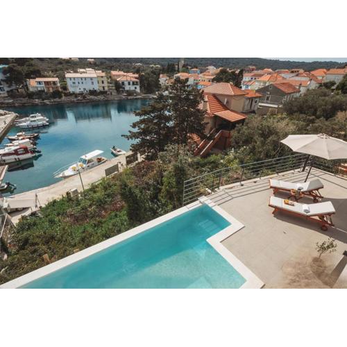 SOL luxury residence near the beach with shared heated pool